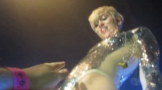 Šokujúce video. Miley sa nechala obchytkávať fanúšikmi aj medzi nohami