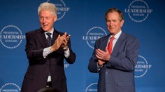 Exprezident Bush a Clinton sa ukryli pred tornádom do úkrytu