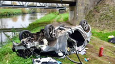 Po náraze auto vymrštilo do vzduchu, zrútilo sa z mosta. Za volantom sedel opitý vodič