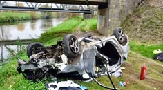 Po náraze auto vymrštilo do vzduchu, zrútilo sa z mosta. Za volantom sedel opitý vodič