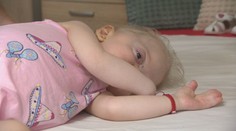 Lara sa narodila so zriedkavým syndrómom. Rodičia sa snažia získať financie na nákladné operácie