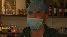 Na hlave pokrývka a na ústach rúško. Takto by nás mali obsluhovať v baroch