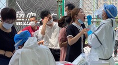 V Pekingu pre šírenie nákazy zrušili 1200 letov, opäť zavreli školy