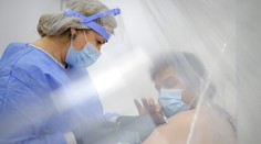 Ministerstvo zdravotníctva chce zmenou v očkovaní motivovať mladých, aby pomáhali seniorom