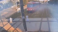 Zázrak na koľajniciach. Chlapec prežil hrozivý stret s električkou, zachránila ho jedna vec