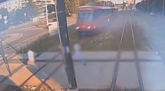 Zázrak na koľajniciach. Chlapec prežil hrozivý stret s električkou, zachránila ho jedna vec
