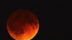 V stredu sa na oblohu vráti krvavočervený Mesiac