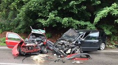 Po čelnej zrážke dvoch áut pod Strečnom sedem zranených. Takto sa nehoda stala