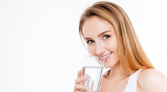 Hydratujte. Za dostatok tekutín sa vám poďakuje aj váš zrak