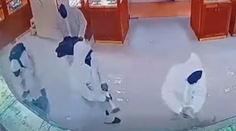 VIDEO: Zábery ako z filmu. Sedem maskovaných osôb vylúpilo zlatníctvo v Bratislave