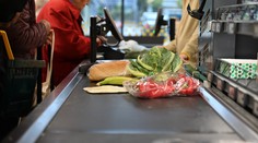 Starenka pri pokladni vo Zvolene počítala posledné drobné. Reakcia neznámeho muža všetkých dostala