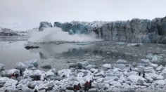 VIDEO: Kúsok od nešťastia. Turisti si fotili ľadovec, následne utekali pred masívnou vlnou