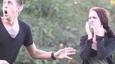 Známy vtipkár prestrelil. Nechal vybuchnúť vlastné dieťa