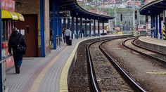 Vlaky smerujúce z aj do Bratislavy cez Pezinok majú veľké meškanie