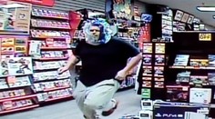 VIDEO: Podarený lupič sa na úteku "zamaskoval" deravým igelitovým vreckom