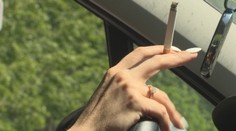 V Rakúsku platí nový zákon. Fajčenie za volantom vás môže vyjsť draho