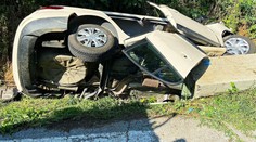 Rútil sa po stredovej čiare, uhnúť sa stihlo len prvé auto, hovoria miestni. Vodič nehodu neprežil