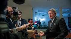 Fico vyhlásil novinárom vojnu. Také vzťahy s médiami nemá ani Orbán, tvrdí politológ