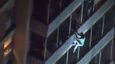 VIDEO: Pokrývač striech sa zahral na Spidermana. Preliezol 15 poschodí, aby zachránil mamu