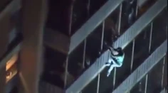 VIDEO: Pokrývač striech sa zahral na Spidermana. Preliezol 15 poschodí, aby zachránil mamu