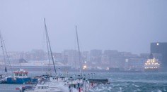 Nórsko bičuje najsilnejšia búrka za posledné desaťročia. Vietor v nárazoch dosahuje silu hurikánu