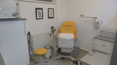 Falošný gynekológ si od pacientiek pýtal intímne fotky. Polícia muža nevie vypátrať, no on pokračuje v činnosti
