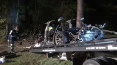 Po náraze Tesly do stromu uhoreli zaživa dvaja muži. Za volantom nikto nesedel