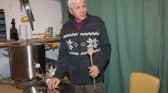 Pivo si už nekupuje v obchode. Varí si ho sám v paneláku