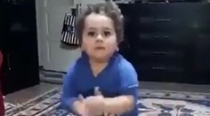 Tancujúci chlapec baví internet. Jeho pohyby vás dostanú