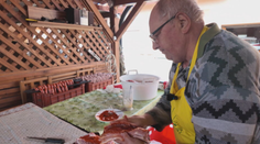 Mäsiarsky majster Ján doma údi už 40 rokov. Teplomer nepotrebuje, stačí mu dotyk