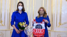 Za dres, ktorý dostala prezidentka od Vlhovej, môže prísť o ročný plat