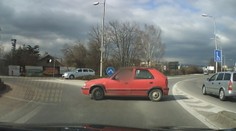 Dôchodca v protismere zaskočil premávku: Správne odbočil až na tretíkrát