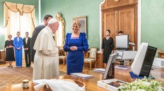 FOTO: Pápež dostal od Z. Čaputovej med z prezidentskej záhrady i nabíjačku na elektromobil