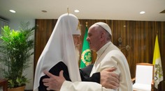 Fotka, ktorá sa zapíše do histórie! Prvé objatie po takmer tisíc rokoch!