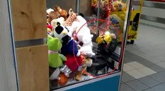 Dieťa v Košiciach vliezlo do automatu na hračky a jednu ukradlo