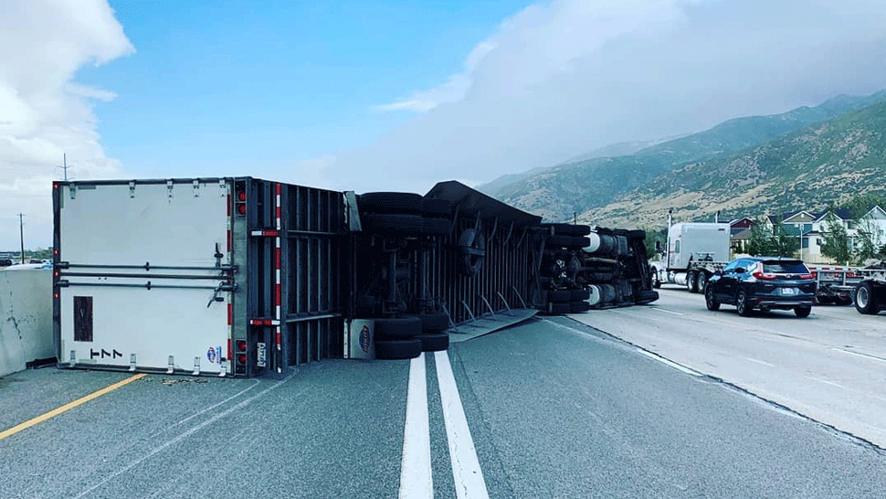 VIDEO: Silný vietor prevracal nákladiaky, akoby boli z papiera. Za deň sfúkol 45 kamiónov