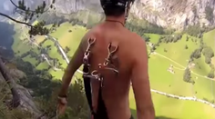 Šialenec si zapichol padák priamo do kože a skočil z útesu!