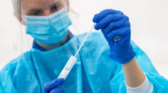 Každý siedmy testovaný bol pozitívny. Nedeľné čísla sú opäť rekordné