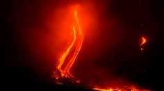 Zo sopky Etna začala unikať láva, následná séria zemetrasení rúcala budovy