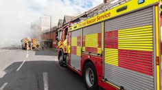 Na západe Londýna horí bývalé sídlo BBC. Zasahuje stovka hasičov, ulica je uzavretá