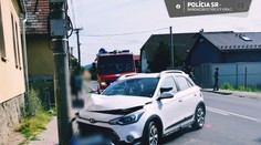 Vodička v Rimavskej Bani vpálila do stĺpa. V aute viezla malé dieťa