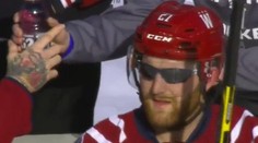 Hádajte, prečo hral hokejista NHL so slnečnými okuliarmi