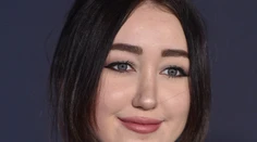 Sestra Miley Cyrus v odvážnych šatách. Má 17, ale nie telo dievčatka