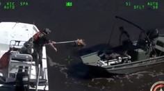 Nezvestný kajakár (67) ako zázrakom prežil niekoľko dní v oblasti zamorenej krokodílmi