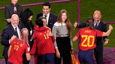 Najvyšší muž španielskeho futbalu si pri odovzdávaní medailí na MS žien vyslúžil veľkú kritiku za svoje gesto
