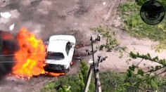 Presný zásah ukrajinských delostrelcov: Ruskí vojaci, ktorí sa snažili ujsť na ukradnutom aute, urobili osudovú chybu