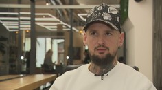 Najskôr sa mu smiali, teraz si k nemu chodia po nové účesy. Pozrite si príbeh úspešného barbiera