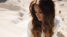 Plačková ako morská panna. Prsia jej zakrývajú iba ruky