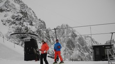 Lyžovať sa dá už aj z najvyššej zjazdovky v Tatrách, z Lomnického sedla