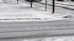 VIDEO: Silné sneženie skomplikovalo dopravu. Ľudia v Prahe museli tlačiť autobus